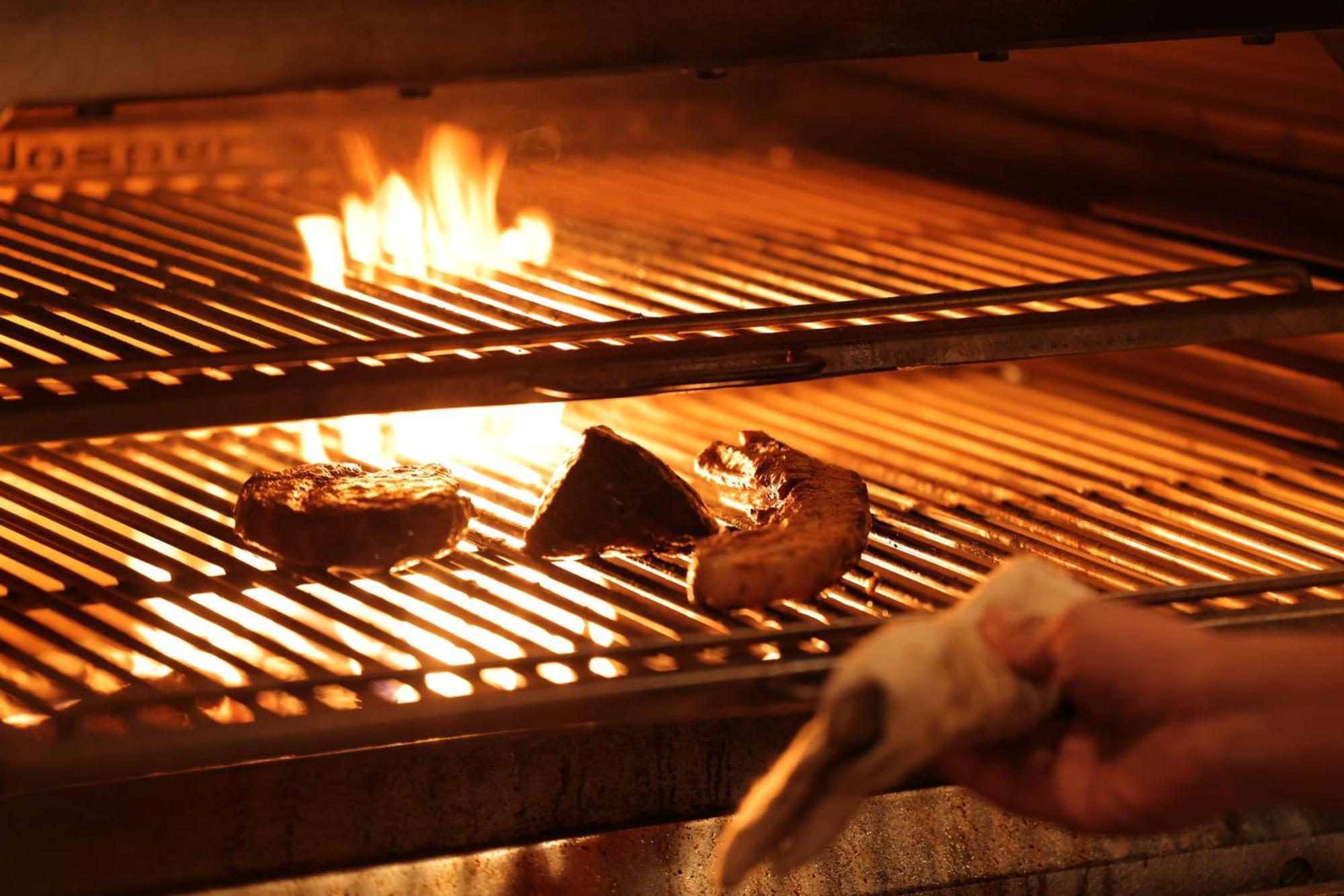Nohga Hotel Kiyomizu Kyoto Bagian luar foto Cooking over a wood-burning grill