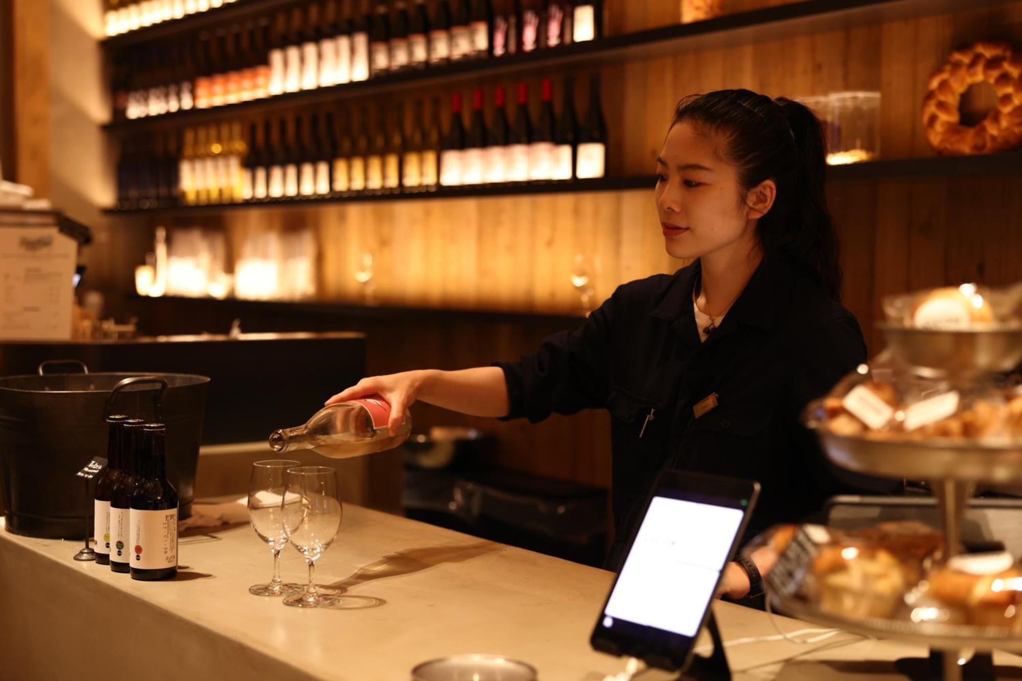 Nohga Hotel Kiyomizu Kyoto Bagian luar foto A waitress at work