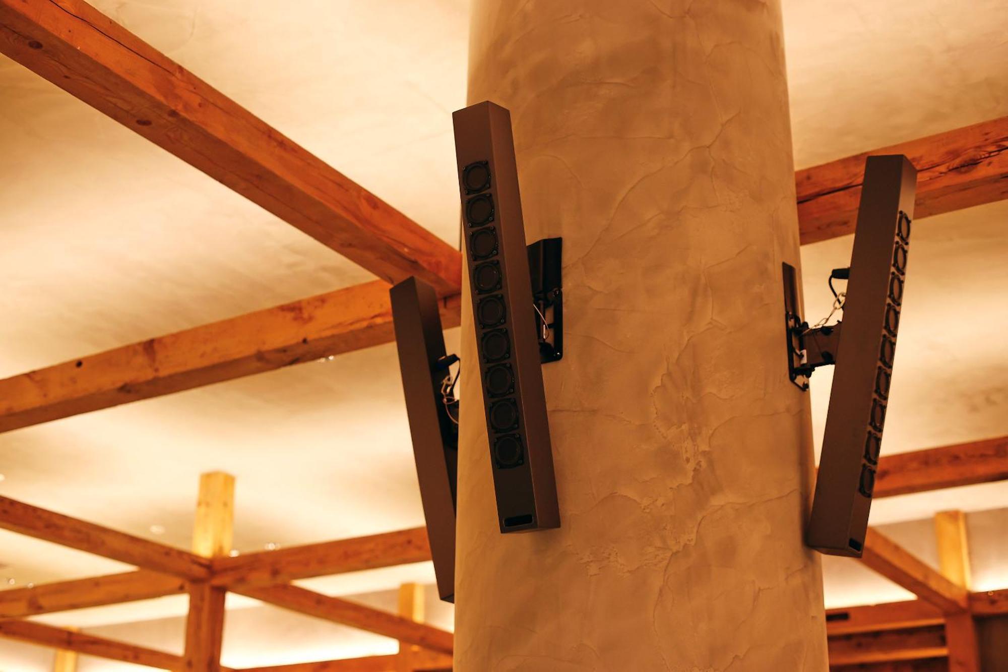 Nohga Hotel Kiyomizu Kyoto Bagian luar foto A pair of line array loudspeakers mounted on a column